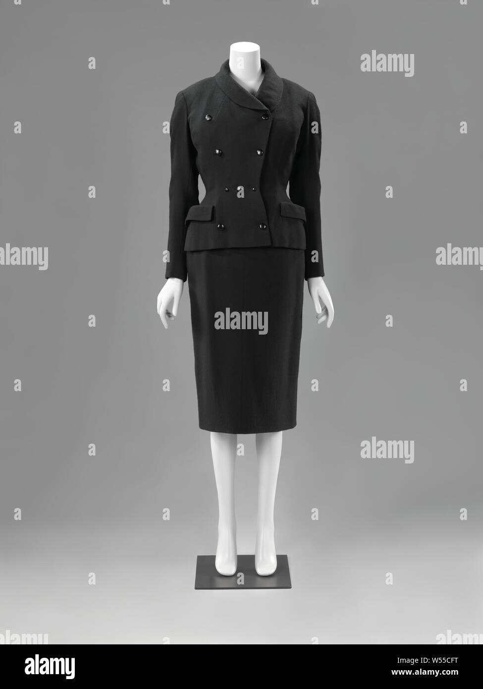 Vestido y chaqueta (complet) Complet: vestido y chaqueta, Complet de lana  negra, compuesto de un vestido (a) con una chaqueta corta montado (B).  Modelo: (a) con cuello redondo, mangas cortas, falda de
