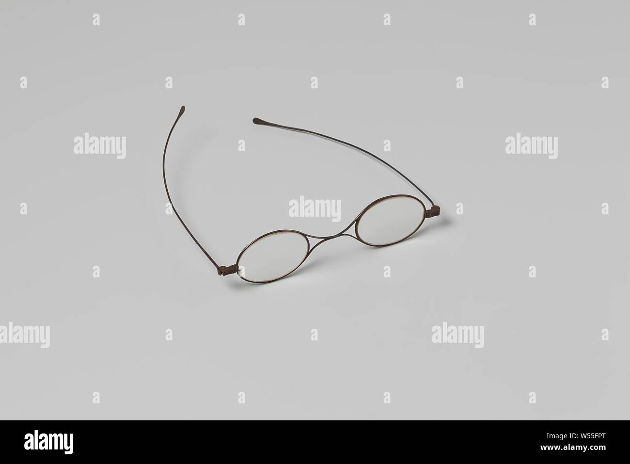 Bastidor de hierro estrecho con gafas, lentes ovalados, doble puente para  nariz y piernas largas y rectas en una caja de cigarrillos, con gafas de  marco de acero oval estrecha, lentes y
