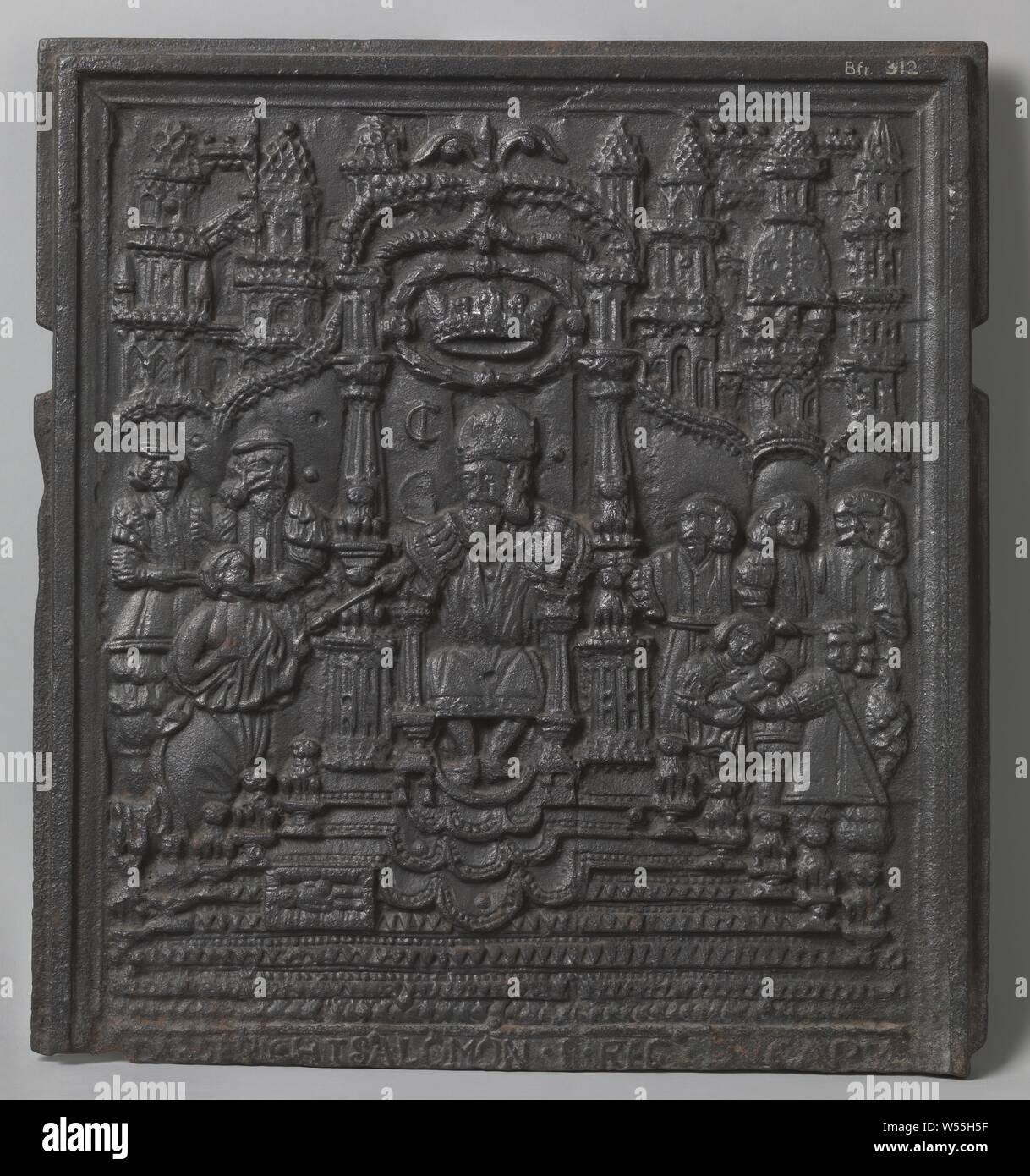 Fragmento de la placa de la estufa con la sentencia de Salomón, fragmento  de una placa de la estufa de hierro fundido, dividido en dos zonas. Sólo la  parte superior se ha