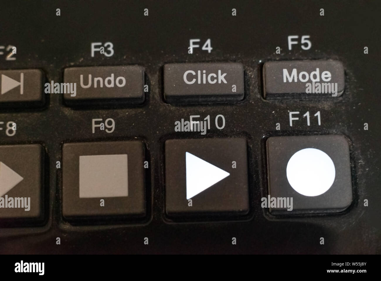 Closeup detalle de un mezclador de sonido de estudio de música profesional junta con polvo en la grabación de la canción en vivo con play y botones de registro activado Foto de stock