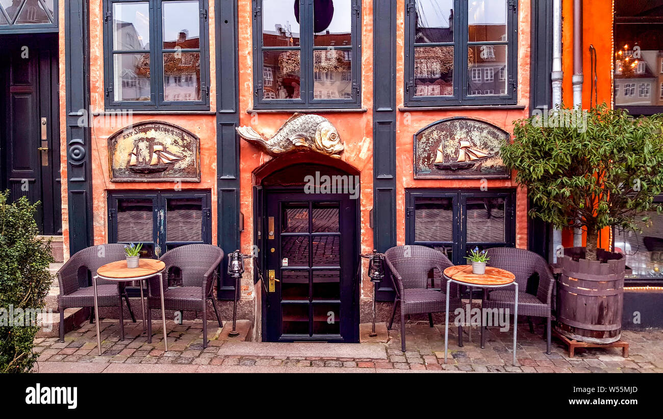 Pub antiguo, fachada en Copenhague Foto de stock