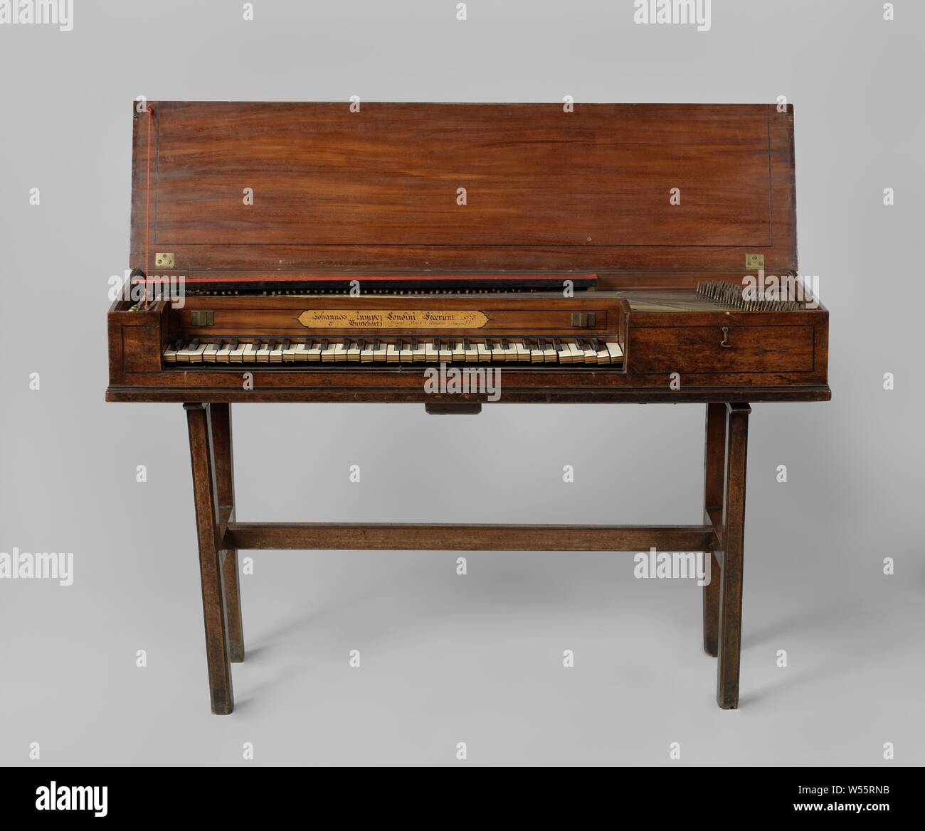 Piano piano de mesa, mesa de Zumpe & Buntebart (mencionado en la película), Londres, 1773, ébano (madera), marfil, hierro (metal), latón (aleación), caoba (madera), cuero, h 76,0 cm × W