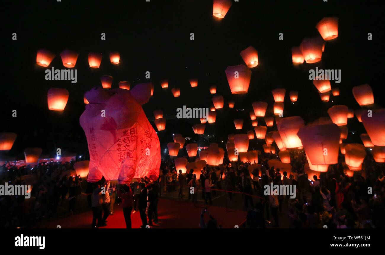 **Taiwán fuera**taiwaneses y turistas extranjeros linternas de liberación hacia el cielo con la esperanza de buena suerte y prosperidad durante el cielo Pingxi Lanter anual Foto de stock