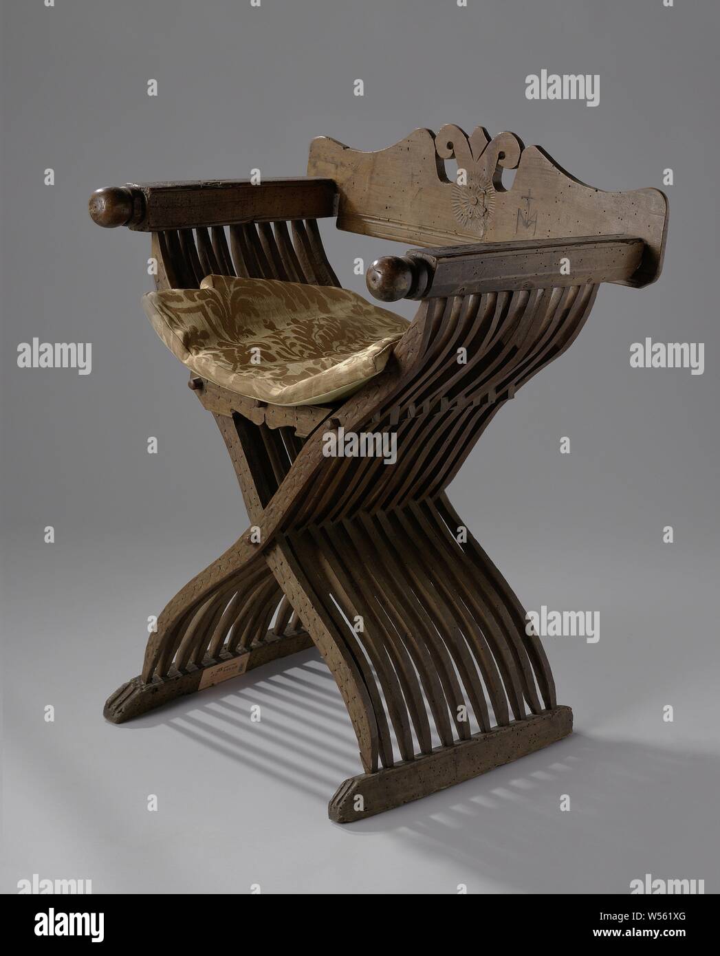 Silla plegable, silla plegable hecha de nogal. Cada uno de los dos