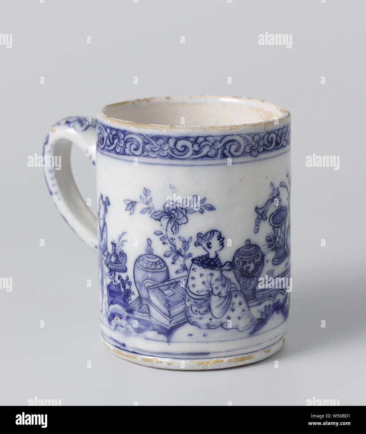 Vaso cilíndrico, Taza de loza pintada de azul, con una oreja. Cuatro cifras (Chino) están pintadas en una taza de té en una A lo largo del borde se ejecuta una
