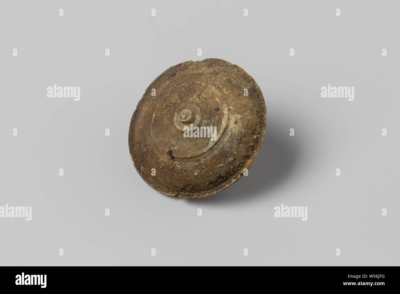 Botón desde el naufragio del buque de las Indias Orientales, Hollandia Knoop, Annet, Dutch East India Company, Hollandia (SHIP), anónimos, Países Bajos, 1700 - En o antes del 13-Ago-1743, hueso (material), h d × 1,2 cm 2,1 cm Foto de stock