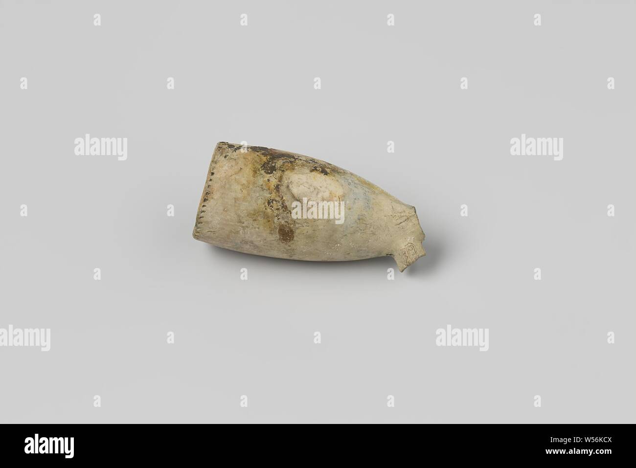 Tazón de tubo desde el naufragio de las Indias Orientales buque Hollandia, Pipe, bowl, heelmark ilegibles, fragmento, sin hsm, Annet, Dutch East India Company, Hollandia (SHIP), anónimos, Países Bajos, 1700 - En o antes del 13-Ago-1743, tubo de arcilla, l 4,9 cm × d 2,1 cm Foto de stock