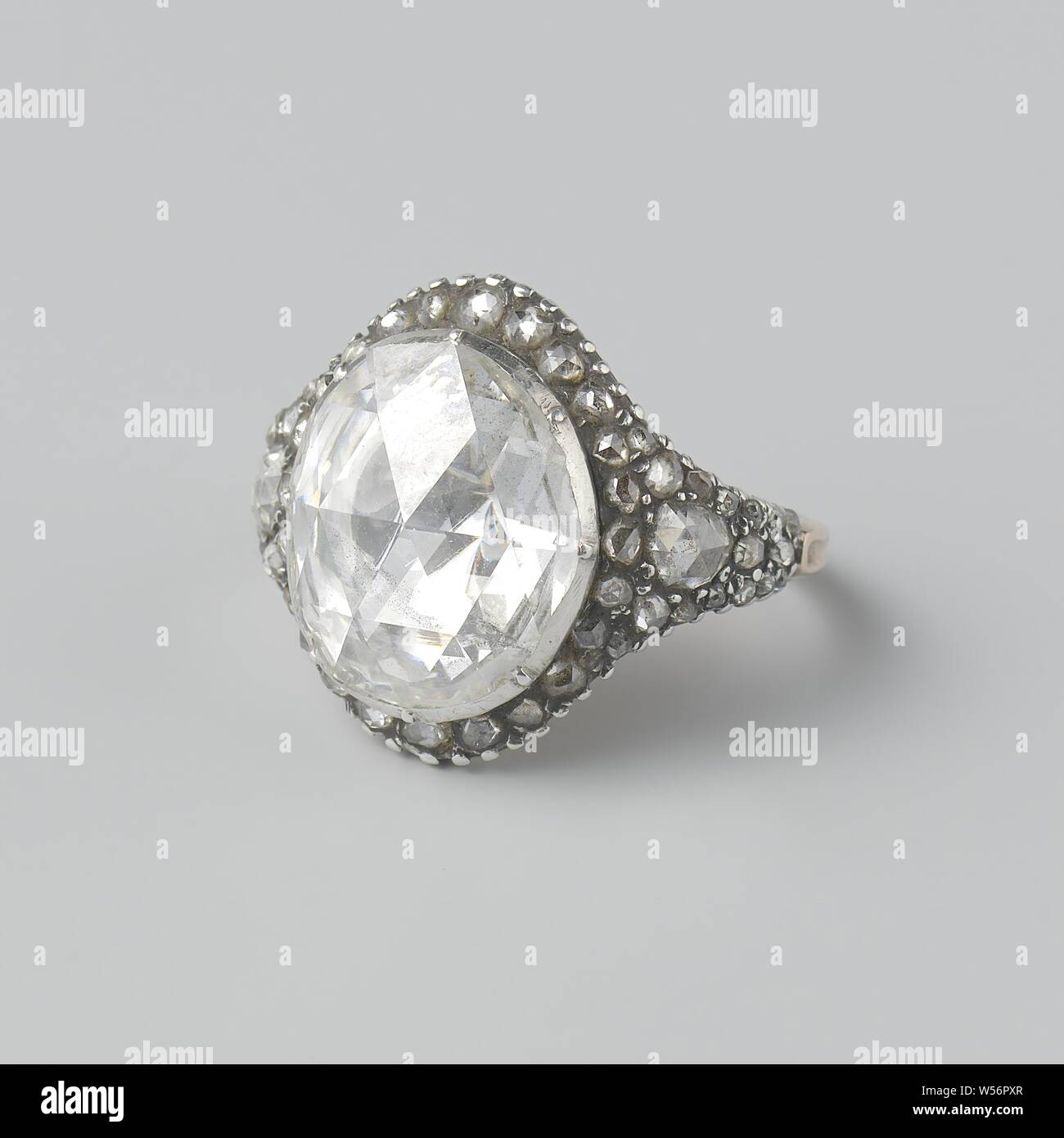 El hombre del anillo del anillo de diamantes de Entourage en plata. En la  parte superior del anillo está configurado con un óvalo rosa diamante en  fluida conversión de lámina. Rodeado por