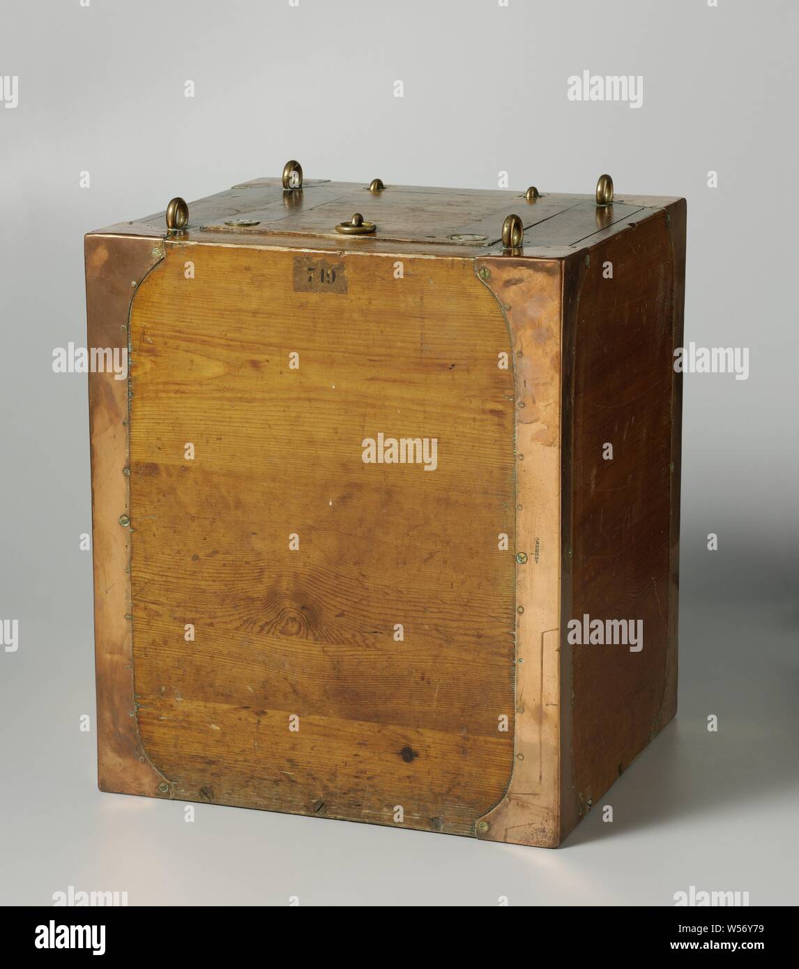 Caja de madera rectangular con frontal redondeado y cierre