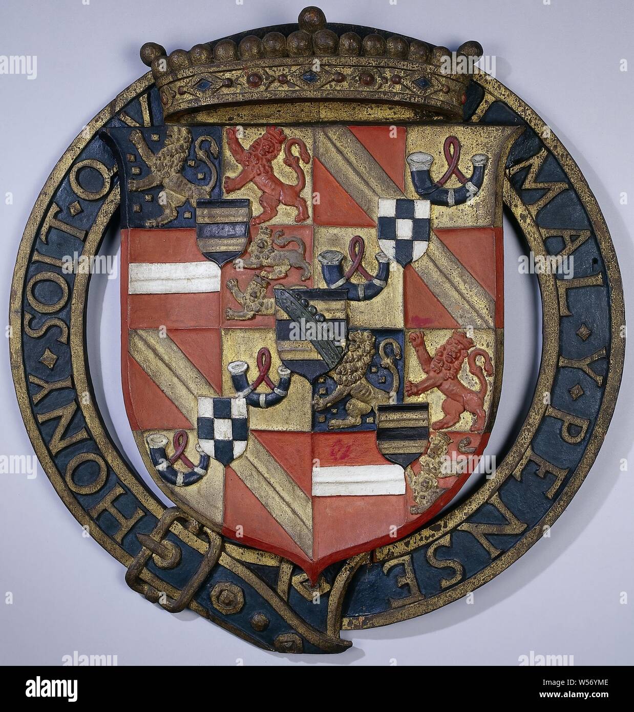 Van Wapenbord Príncipe Maurits con el lema de la orden de la Liga Inglesa,  hecha de Wapenbord (nuevamente en el futuro) de madera policromada. El  escudo de armas está rodeada por un