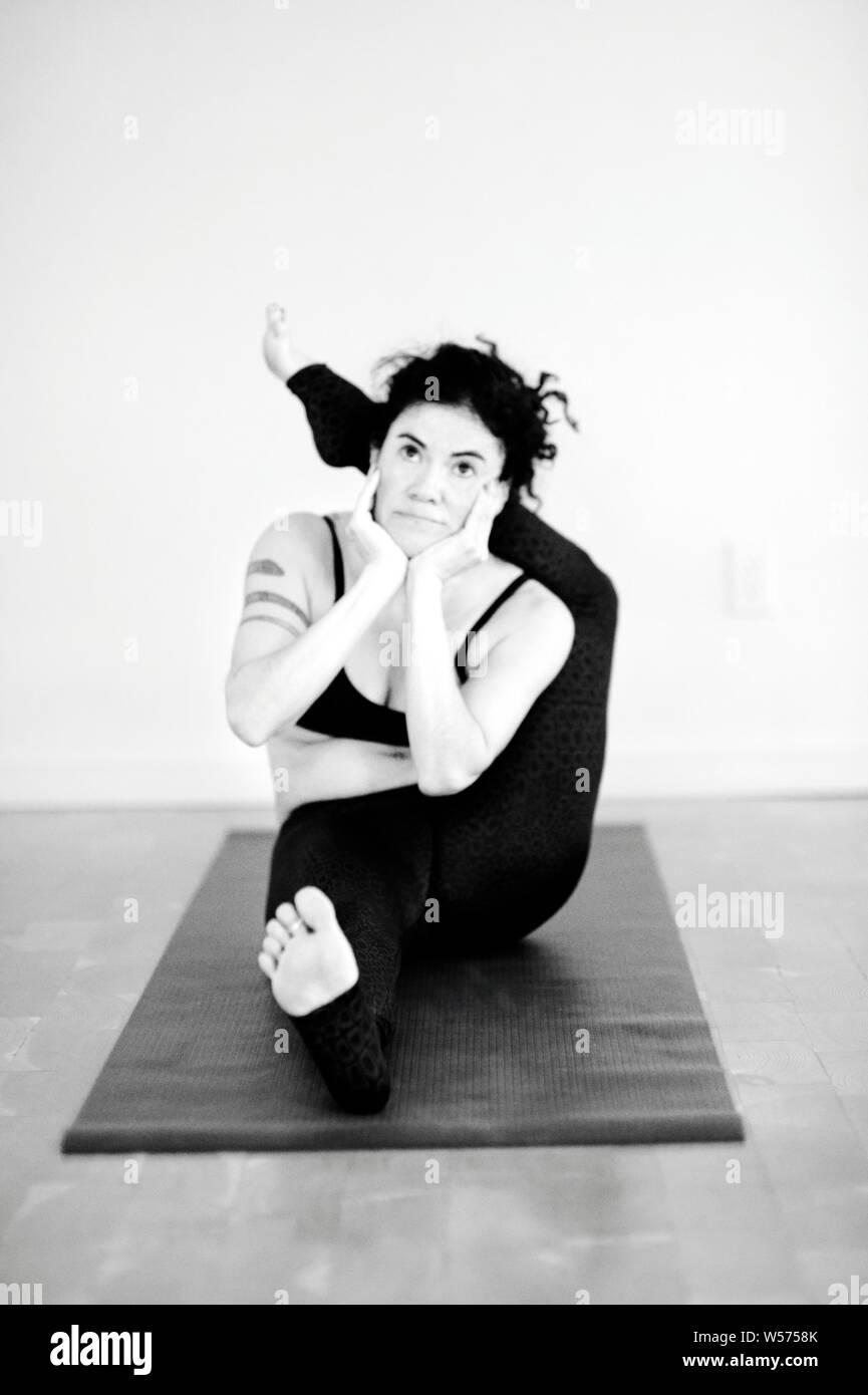 Soft Focus retrato de una yogini en Eka Pada Sirsasana. Foto de stock