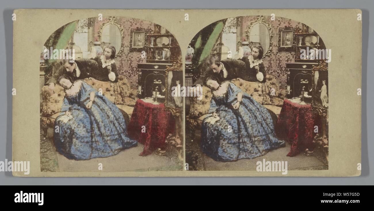 Ganar los guantes. Escena en salon con estereoscopio y fotos sobre la pared., Anónimo, 1855 - 1865 Foto de stock