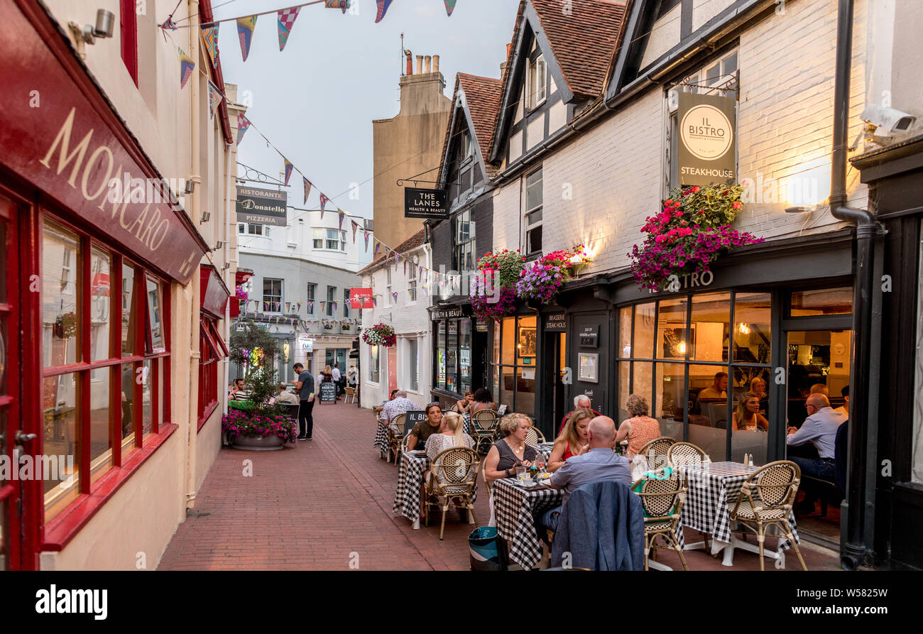 Restaurantes en las calles por la noche Brighton UK Foto de stock