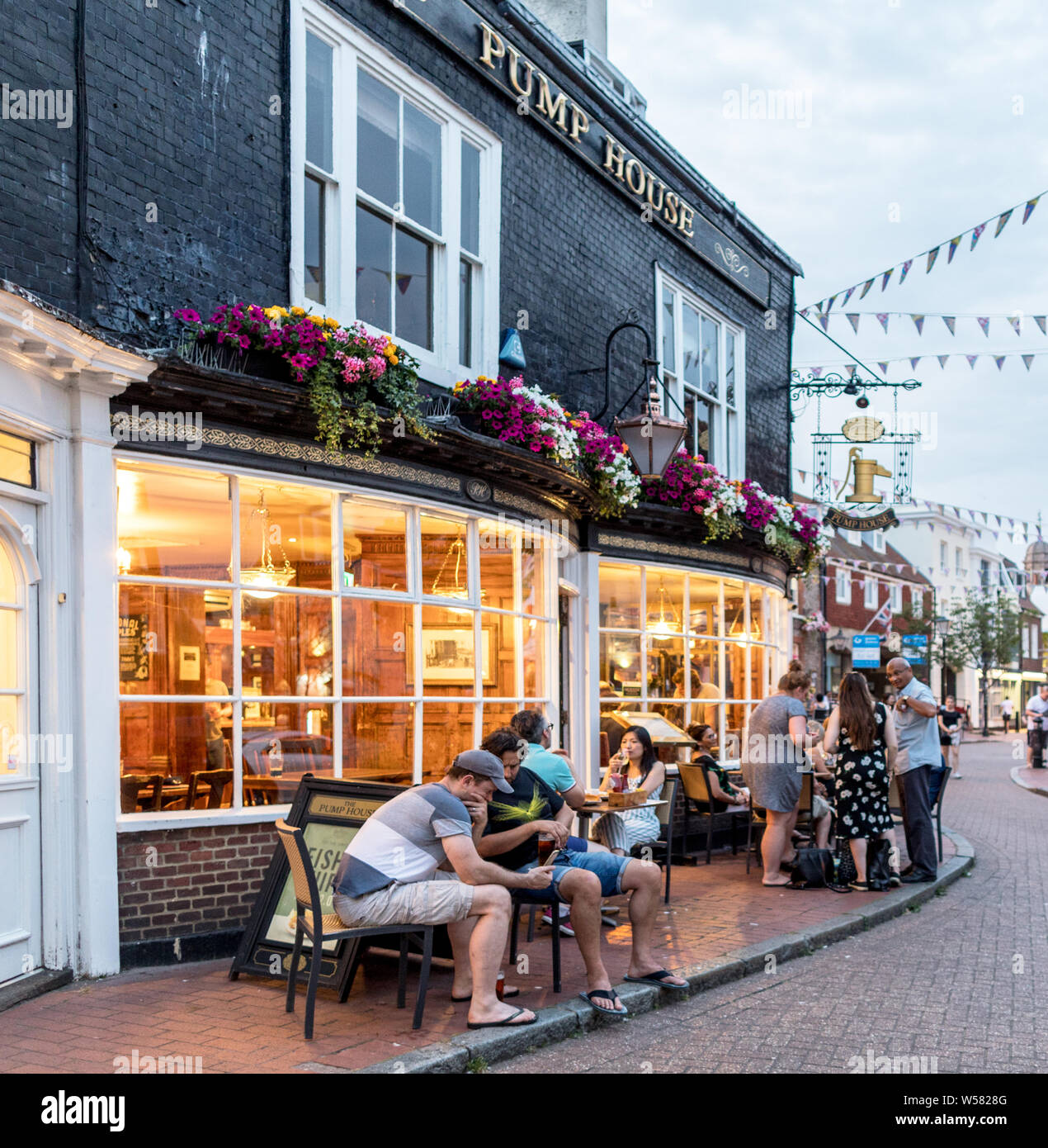 Un pub tradicional británico en las calles por la noche en Brighton Reino Unido Foto de stock