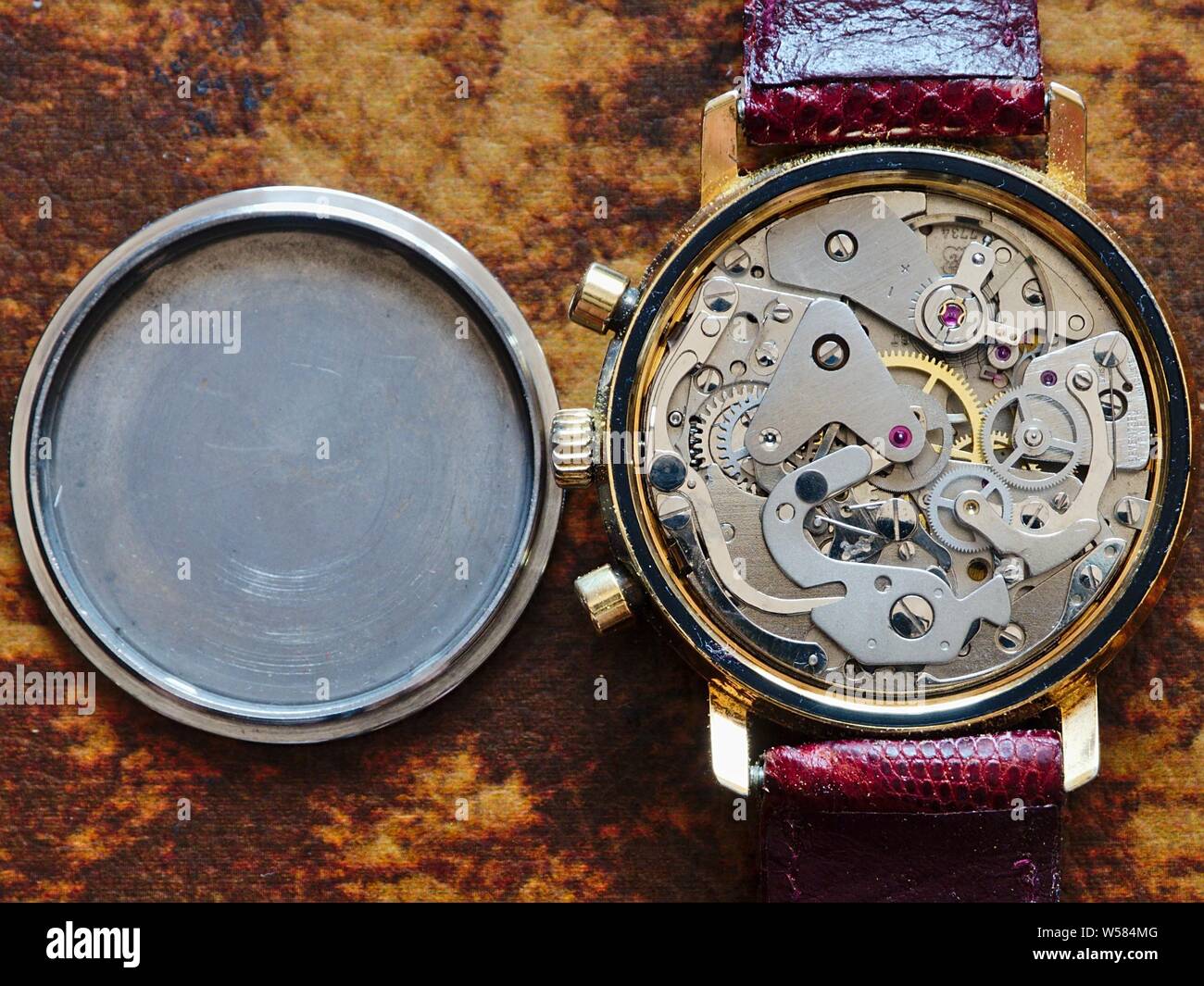 Mecanismo de reloj de un viejo reloj Suizo.Artesanía de precisión de relojeros real Foto de stock