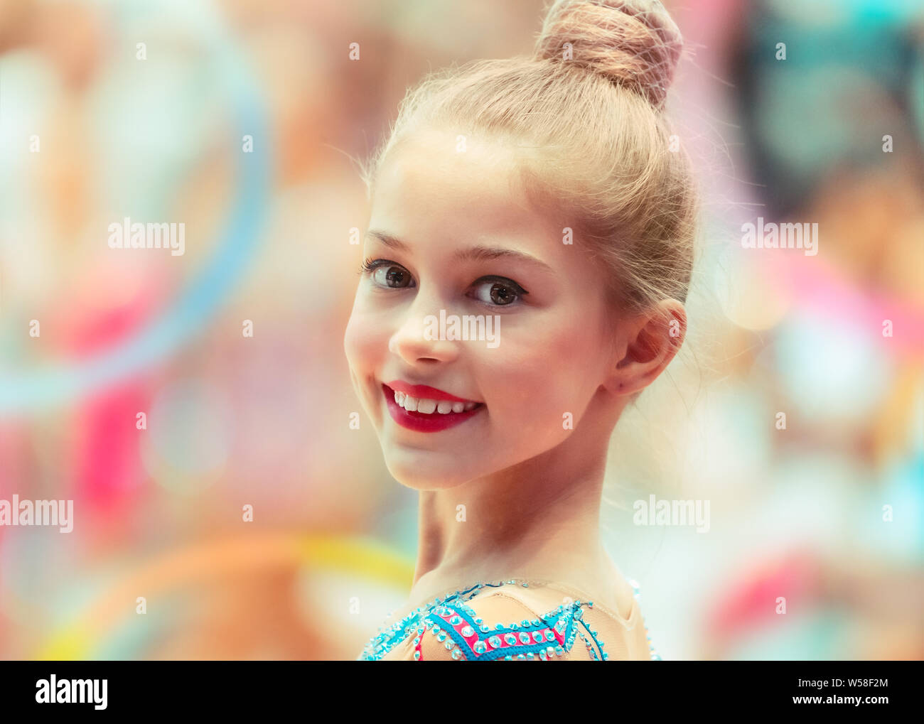 Closeup retrato de una bonita sonrisa feliz gimnasta chica, ganador de un  campeonato de gimnasia rítmica, deportiva saludable infancia Fotografía de  stock - Alamy
