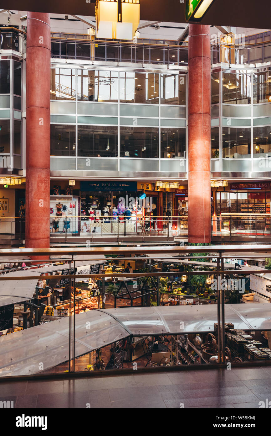 Estocolmo Suecia 29.3.2019 Editorial dentro del mercado interior en Medborgareplatsen desde el 2º piso Foto de stock