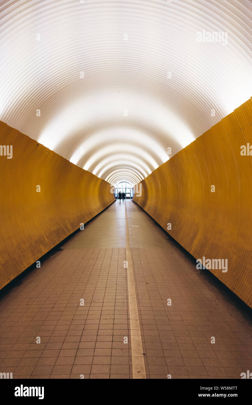 Estocolmo Suecia dentro del túnel Brunkebergs que fue hecho para ayudar a las personas a cruzar el Brunkeberg Foto de stock