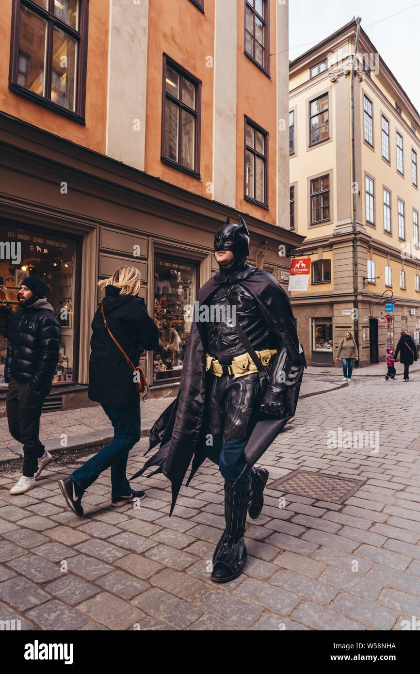 Estocolmo Suecia 29.3.2019 Editorial Reunión Batman en las calles de la ciudad vieja en un día de primavera Foto de stock