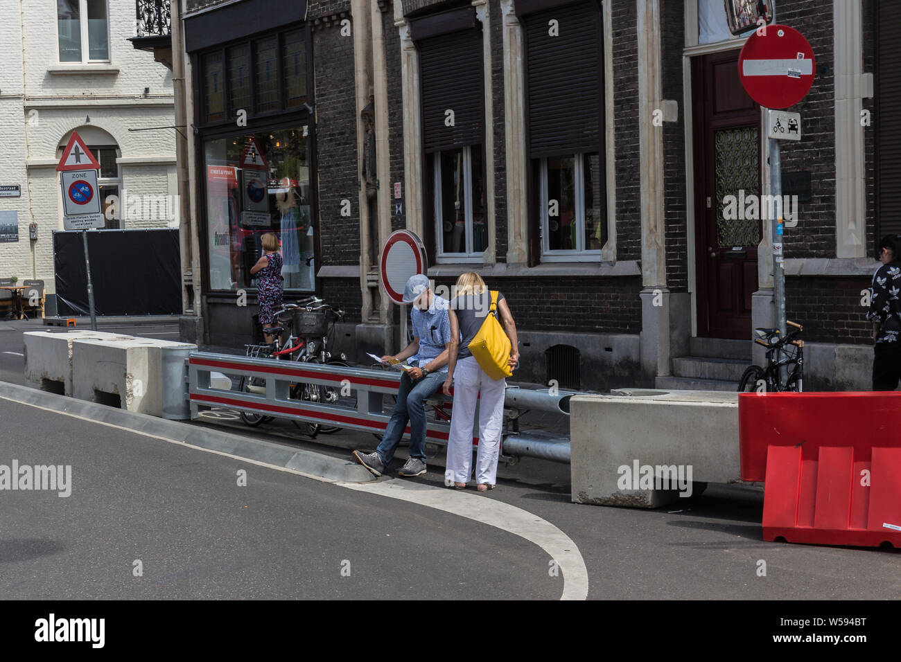 Las medidas de control de multitudes visible para prevenir ataques terroristas en la serie anual de conciertos al aire libre del violinista André Rieu en el centro de Maastricht Foto de stock