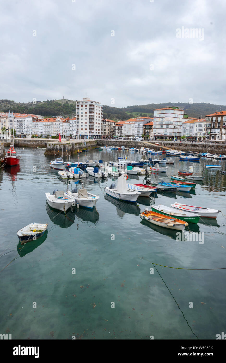 Castrourdiales, España - 11 de mayo de 2019: Cantabria village, Castrourdiales puerto pesquero. Paisaje y barcos en el mar . Foto de stock