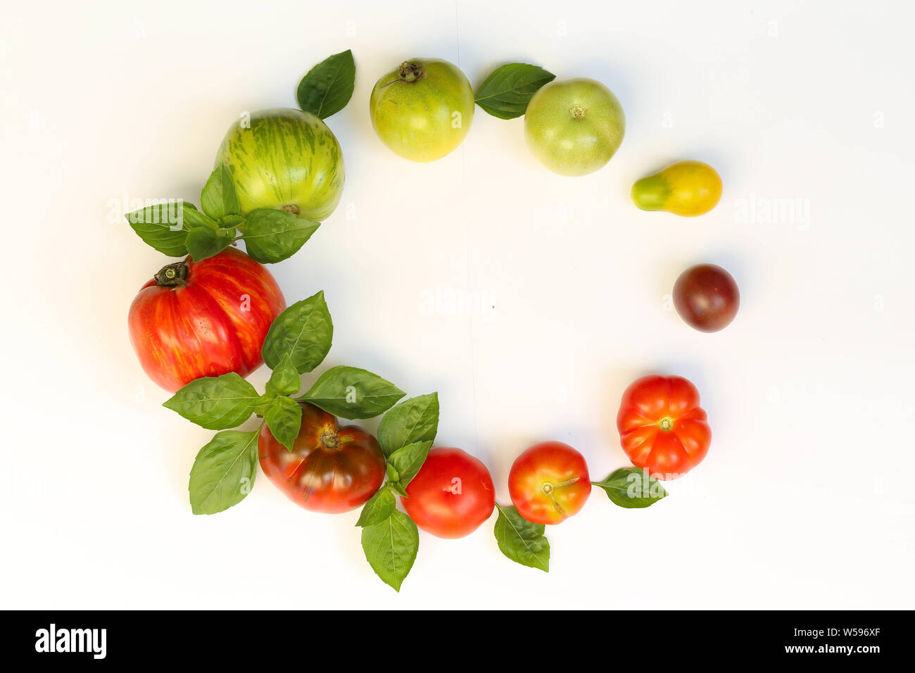 Basilikum Tomaten mit auf weißem Hintergrund Foto de stock