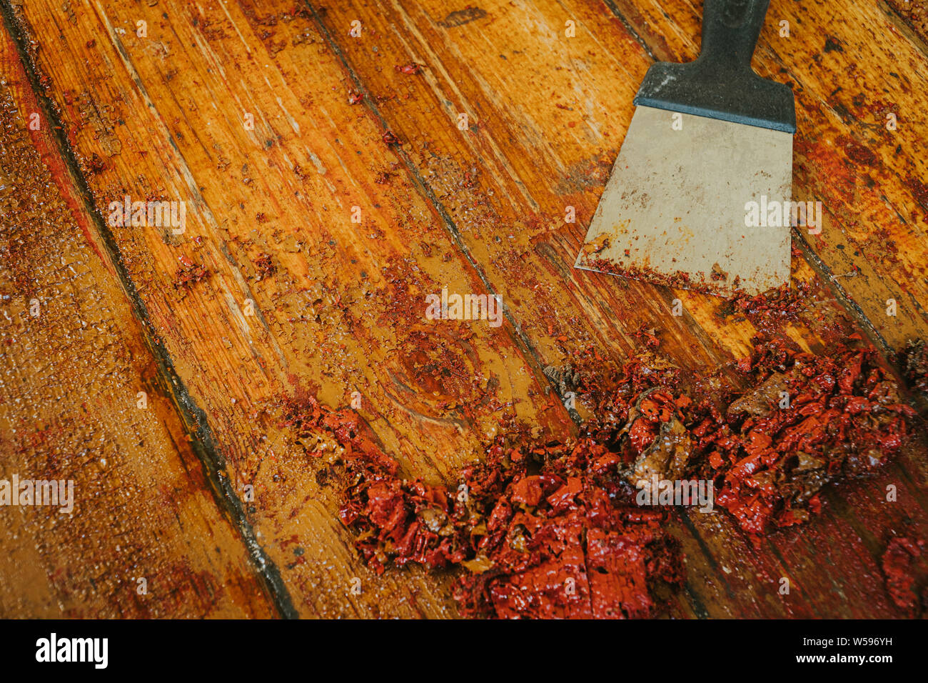 Piso de madera antigua y herramienta niveladora con pintura raspó - Suelo  de parquet renovación Fotografía de stock - Alamy