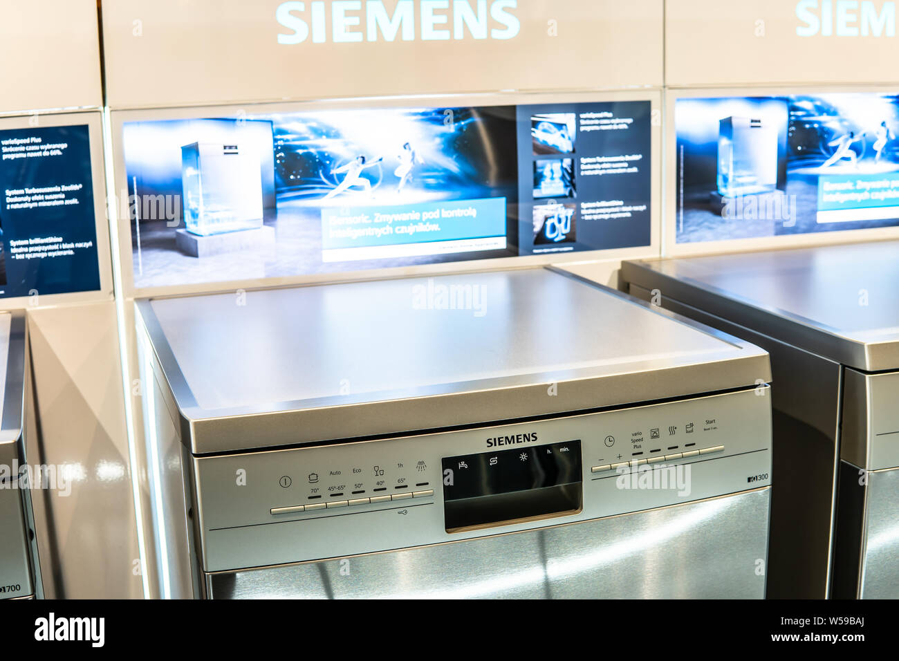 Dentro de Siemens showroom, silver inox lavavajillas Siemens en exposición  para la venta, VarioSpeed Plus, aquaStop, A+++, producido por BSH  Electrodomésticos Fotografía de stock - Alamy