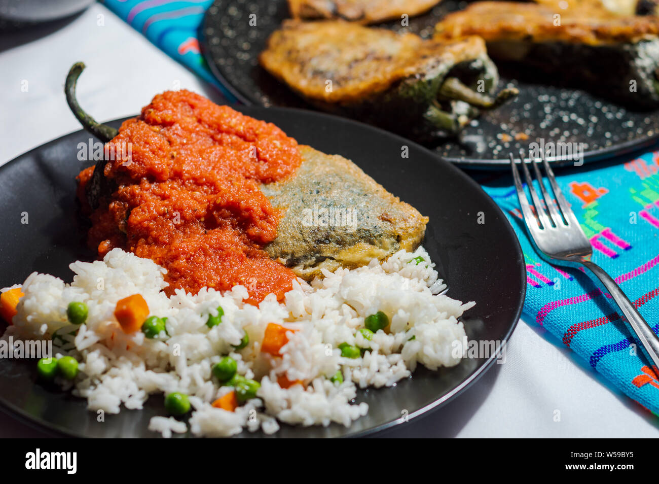 Los Chiles Rellenos Mexicanos Chiles Rellenos Poblano Chiles Rellenos Con Queso Y Recubiertos Con Un Bateador De Luz Servido Con Arroz Y Salsa De Tomate Rojo Fotografia De Stock Alamy