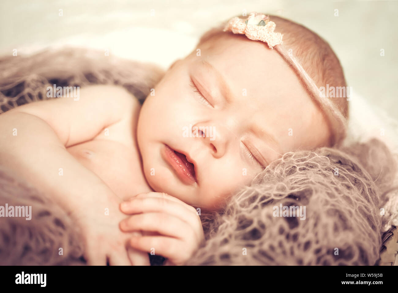 Bebé niña durmiendo en una cesta. Concepto de disparo, la inocencia de los recién nacidos Foto de stock