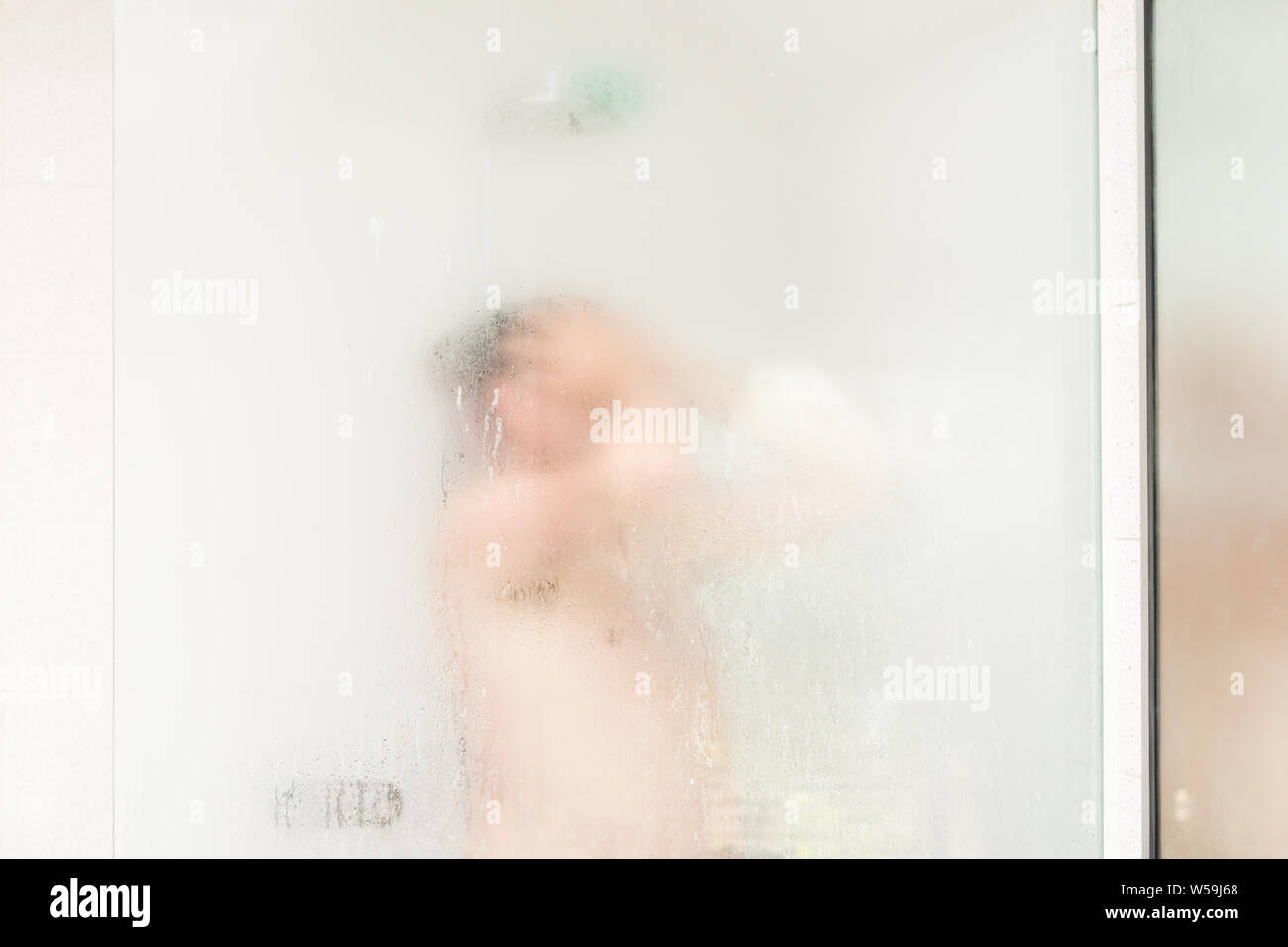 Hombre en la ducha fotografías e imágenes de alta resolución - Alamy