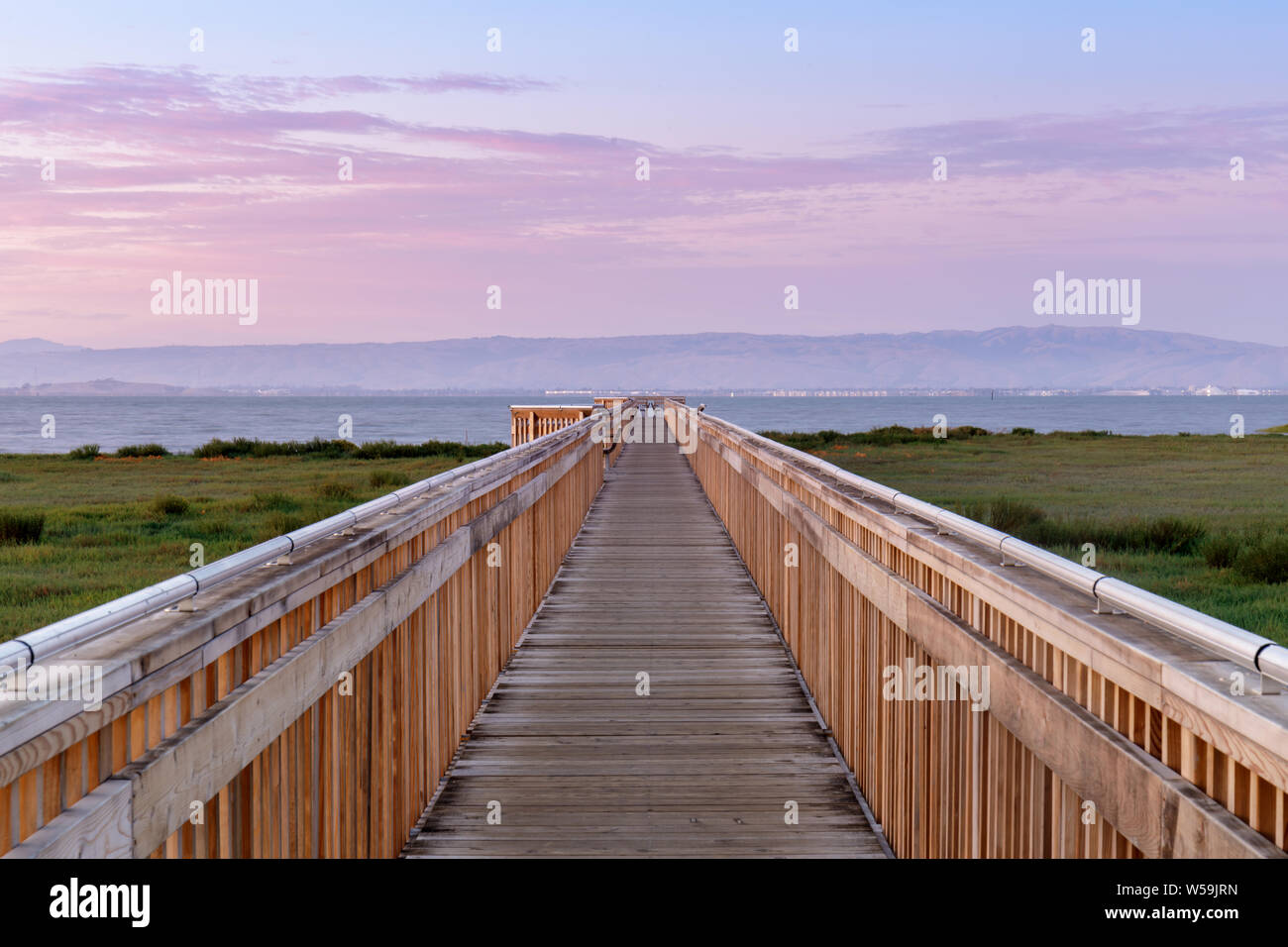 Crepúsculo sobre la nueva rambla en Baylands Preservar la naturaleza. Foto de stock
