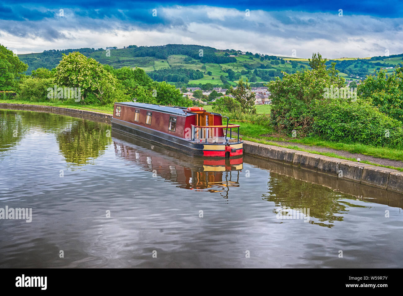 Narrowboat amarrados en el paisaje rural inglés británico Canal fluvial Foto de stock