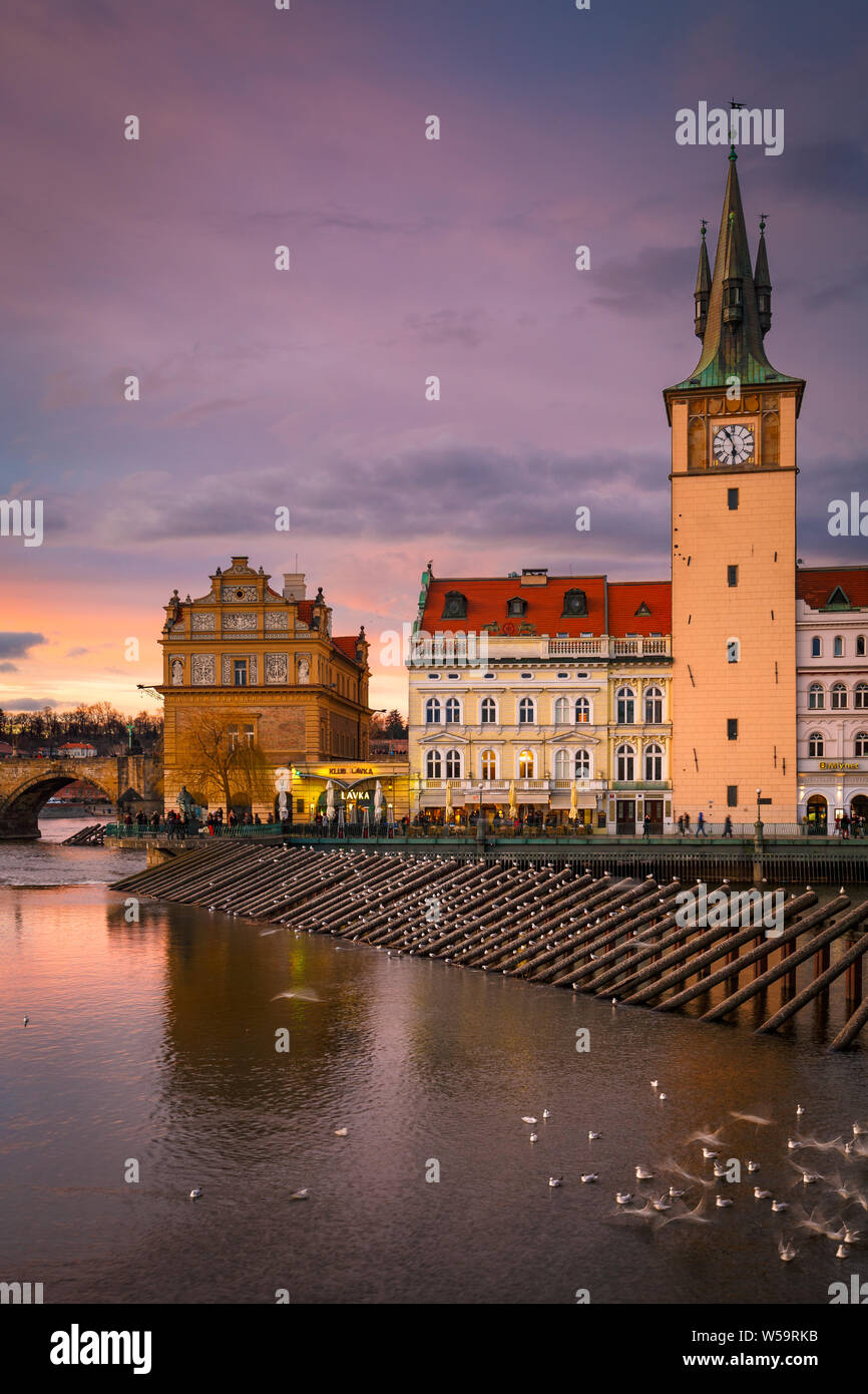 Praga, República Checa - Marzo 8, 2019: vista de noche de la ciudad vieja torre del agua y el río Vltava. Foto de stock