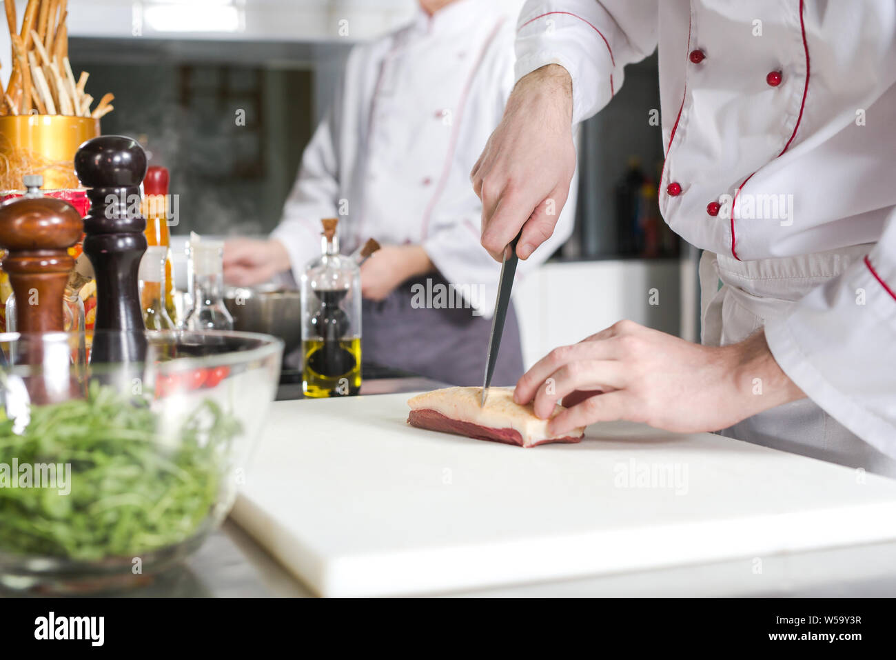 Un Chef Profesional Corta Costillas Crudas En Una Tabla Para Cortar Antes  De Hornear. Comida Asiática. Cocinar Comida Deliciosa En La Cocina. Fotos,  retratos, imágenes y fotografía de archivo libres de derecho.