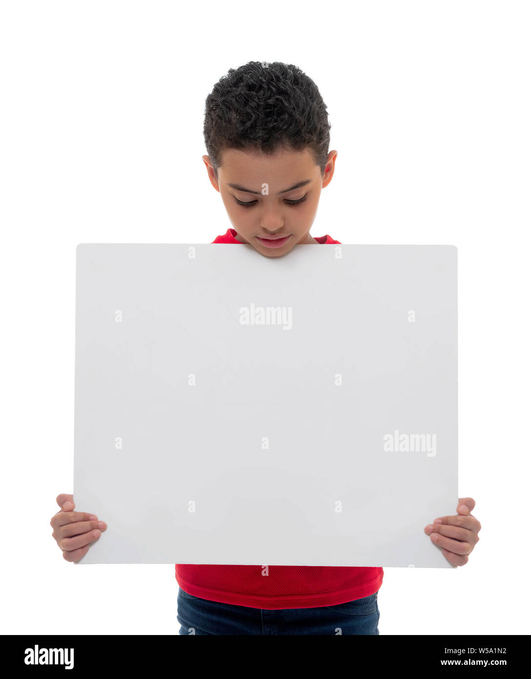 Joven sosteniendo una pizarra blanca con copia en blanco el espacio, concepto de publicidad Foto de stock