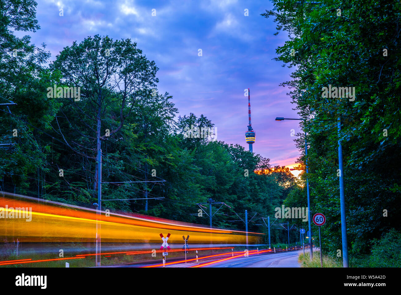 Alemania, encendido luces de tranvía y la torre de televisión de la ciudad de Stuttgart en el bosque en el mágico ambiente Crepúsculo amanecer después del atardecer en verano Foto de stock