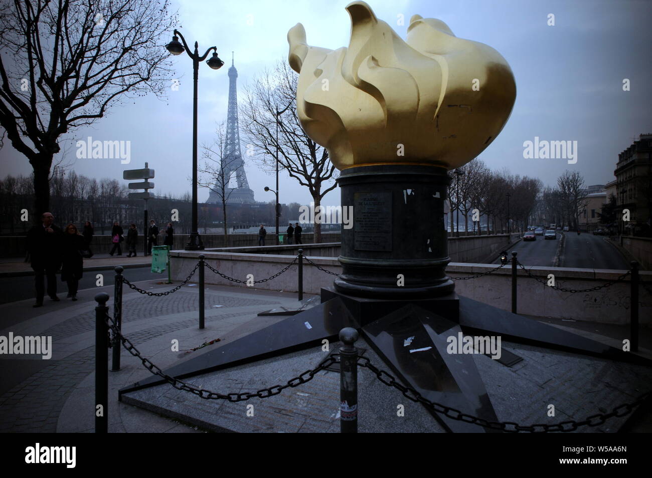 PARIS - El FLAM DE LIBERTAD PONT DE L'Alma, UNA REPRODUCCIÓN DE LA FLAM DE LA ESTATUA DE LA LIBERTAD AL MISMO TAMAÑO DADO POR LA americana gracias al pueblo francés obras de restauración en 1986 - Después de un trágico accidente en el 31 de agosto de 1997, Diana Spencer murió CERCA DE ESTA SATUE CONSIDERADA DESPUÉS POR SUS FANS tiene un lugar conmemorativo en París - La muerte de Lady Di en París - VELA EN EL VIENTO POR Elton John - París INVIERNO © Frédéric BEAUMONT Foto de stock