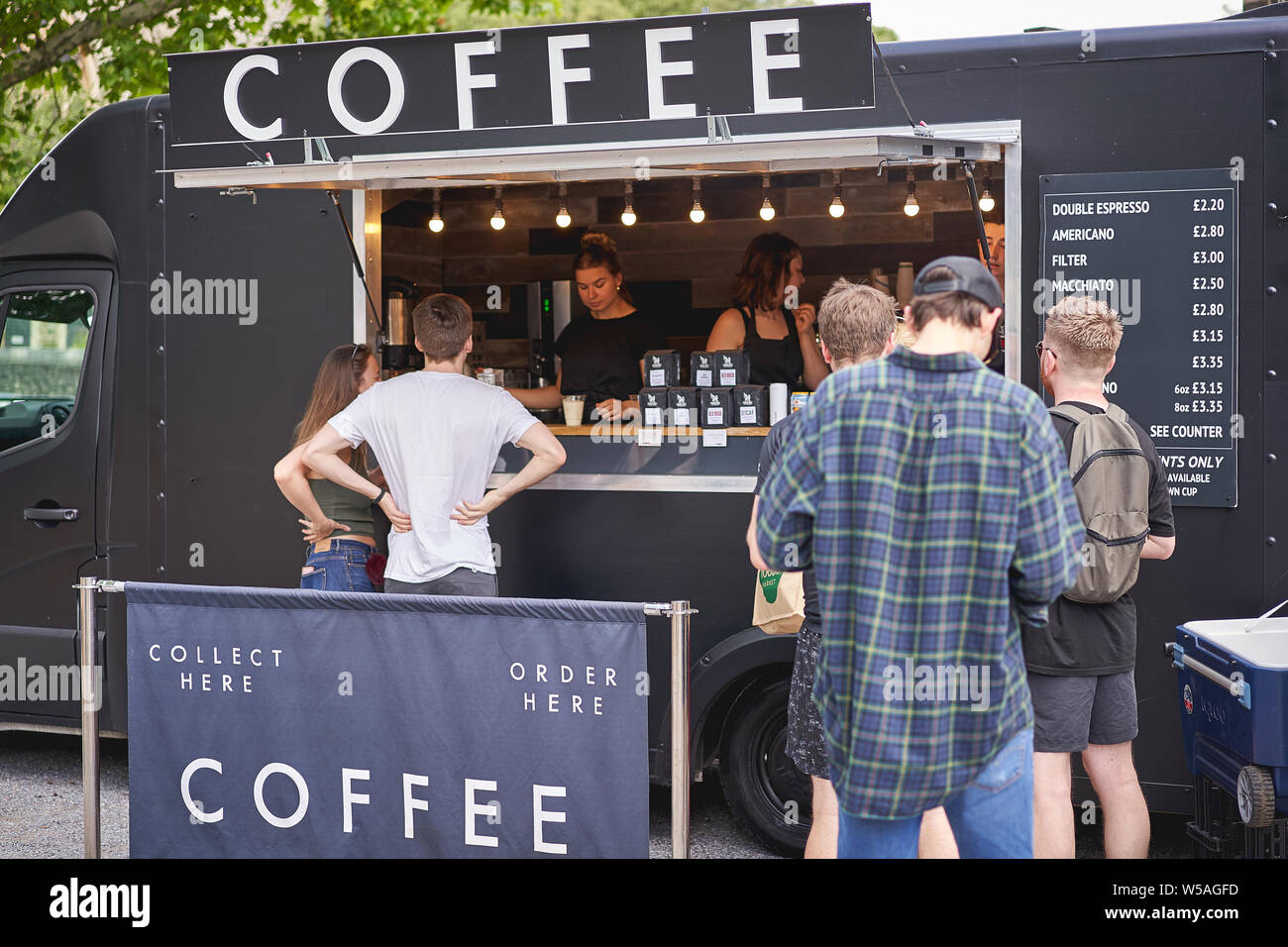 Londres, Reino Unido - Julio, 2019. Un café van en Brockley mercado, un mercado local semanal se celebra cada sábado en el sureste de Londres. Foto de stock