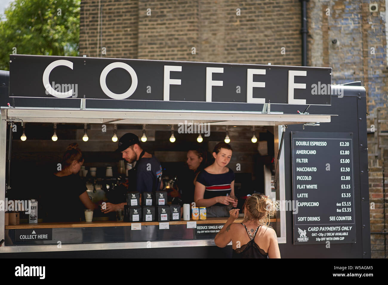 Londres, Reino Unido - Julio, 2019. Un café van en Brockley mercado, un mercado local semanal se celebra cada sábado en el sureste de Londres. Foto de stock