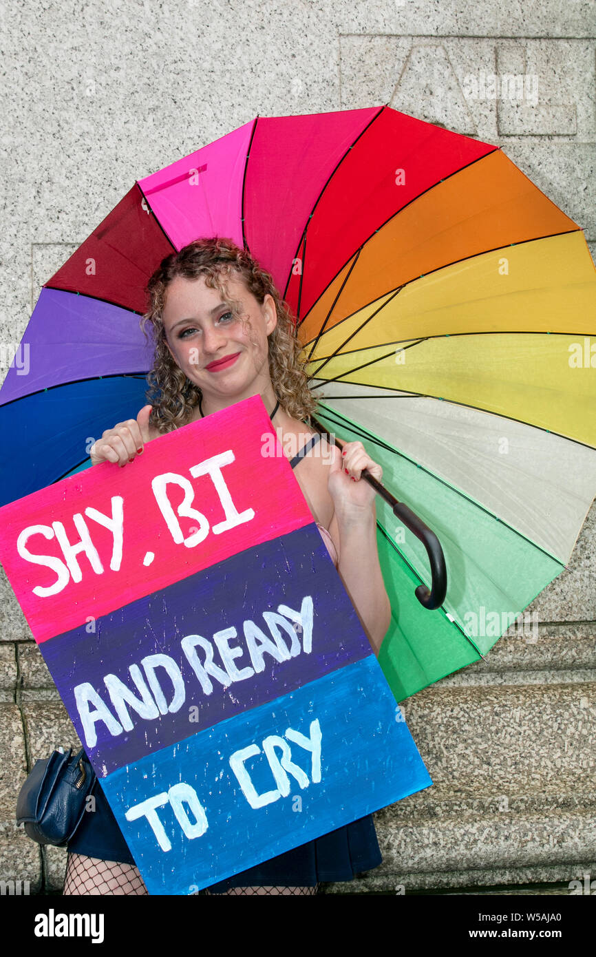 Shy, Bi y listo para llorar' en el Pride Festival, signo, lgbt multicolor  paraguas, homosexual, trans, gay, mujer lesbiana, bisexual, celebrar el  amor, orgullo, transexual, homosexualidad, arcoiris, transgénero, género,  libertad, diversidad, comunidad,
