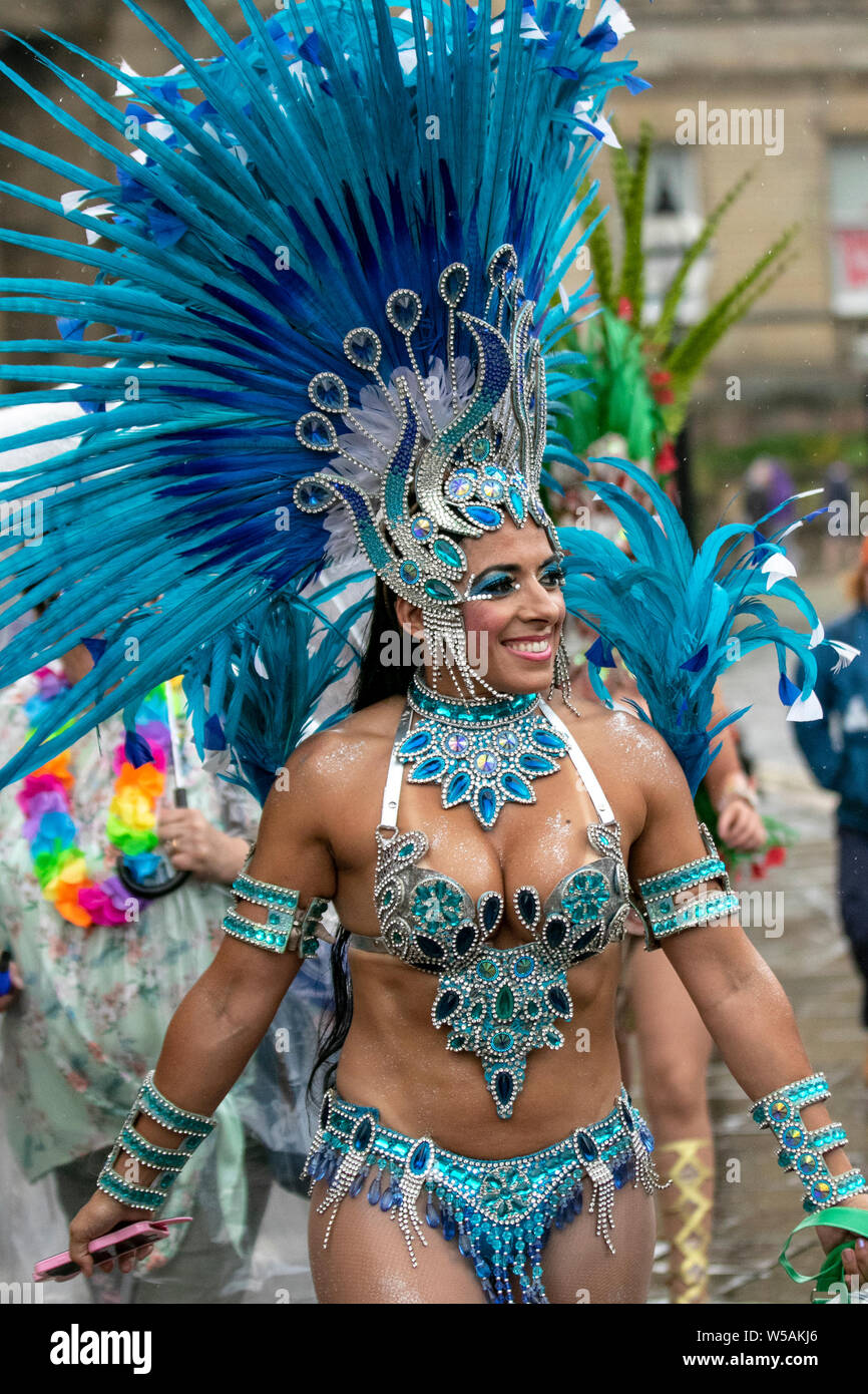 Liverpool, Merseyside, Reino Unido. El 27 de julio, 2019. Drag Queen Amanecer en el Pride Festival, firmar, LGBT, homosexual, trans, gays, lesbianas, bisexuales, celebrar el amor, el orgullo, la bandera, transexual, transgénero, Liverpool, Merseyside, Reino Unido. El 27 de julio, 2019. Drag Queen Amanecer en el Pride Festival, firmar, LGBT, homosexual, trans, gays, lesbianas, bisexuales, celebrar el amor, el orgullo, la bandera, transexual, transgénero,