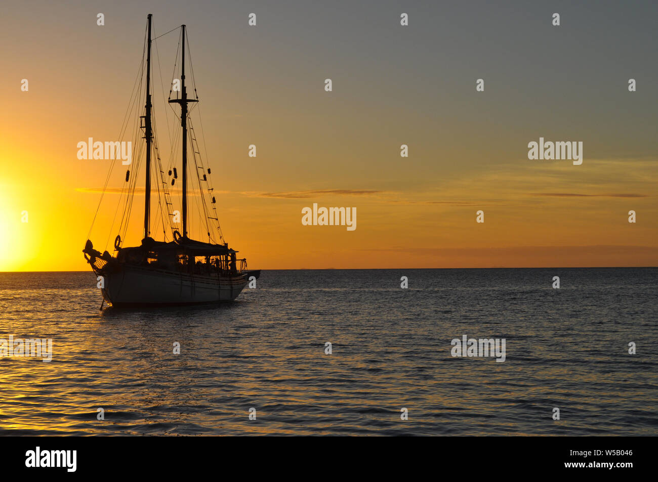 Silueta de yate, una perla lugger, anclado al atardecer, de Horseshoe