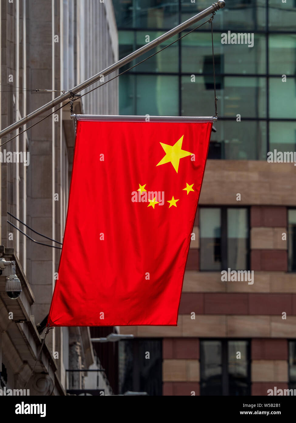 Banderas chinas en la ciudad de Londres - banderas chinas marcan la presencia creciente de los bancos chinos en el distrito financiero de la ciudad de Londres. Foto de stock