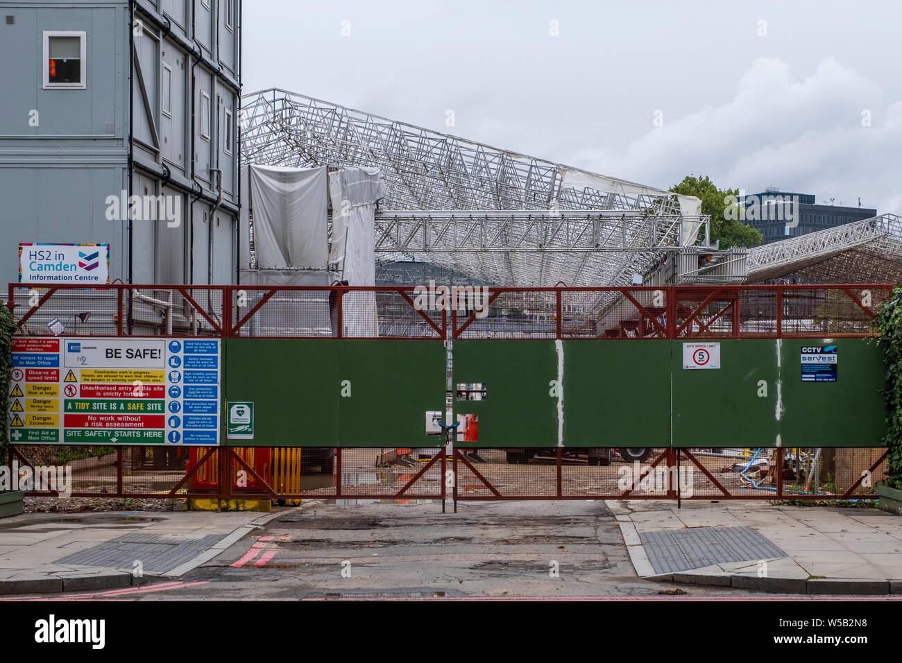Julio 2019, entrada principal del HS2 sitio de construcción del terminal fuera de la estación de Euston en Hampstead Road hacia Camden Town Foto de stock