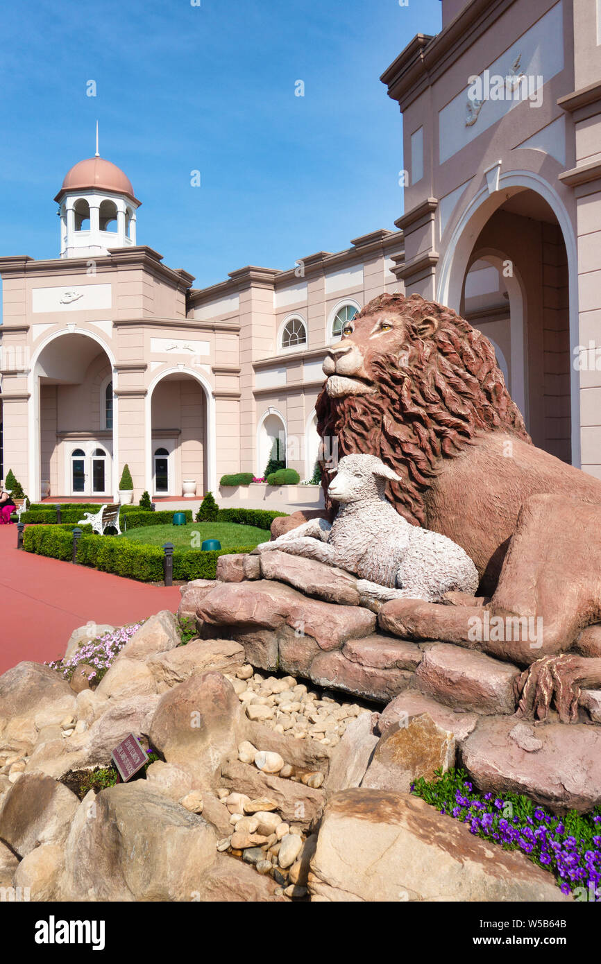 Una escultura de un león y un cordero están fuera de la entrada de la vista y el sonido Teatro en Lancaster, Pennsylvania, Estados Unidos. Foto de stock