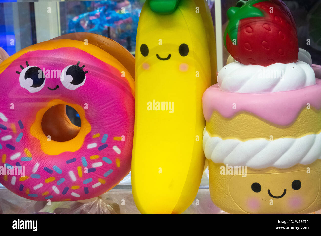 Coloridas frutas de juguete y dulces de plástico que son premios en un carnaval Foto de stock