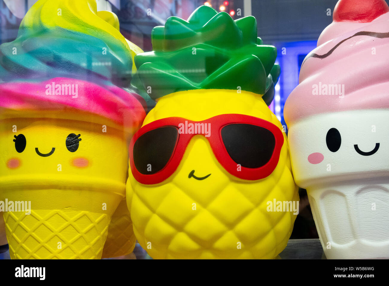 Coloridas frutas de juguete y dulces de plástico que son premios en un carnaval Foto de stock