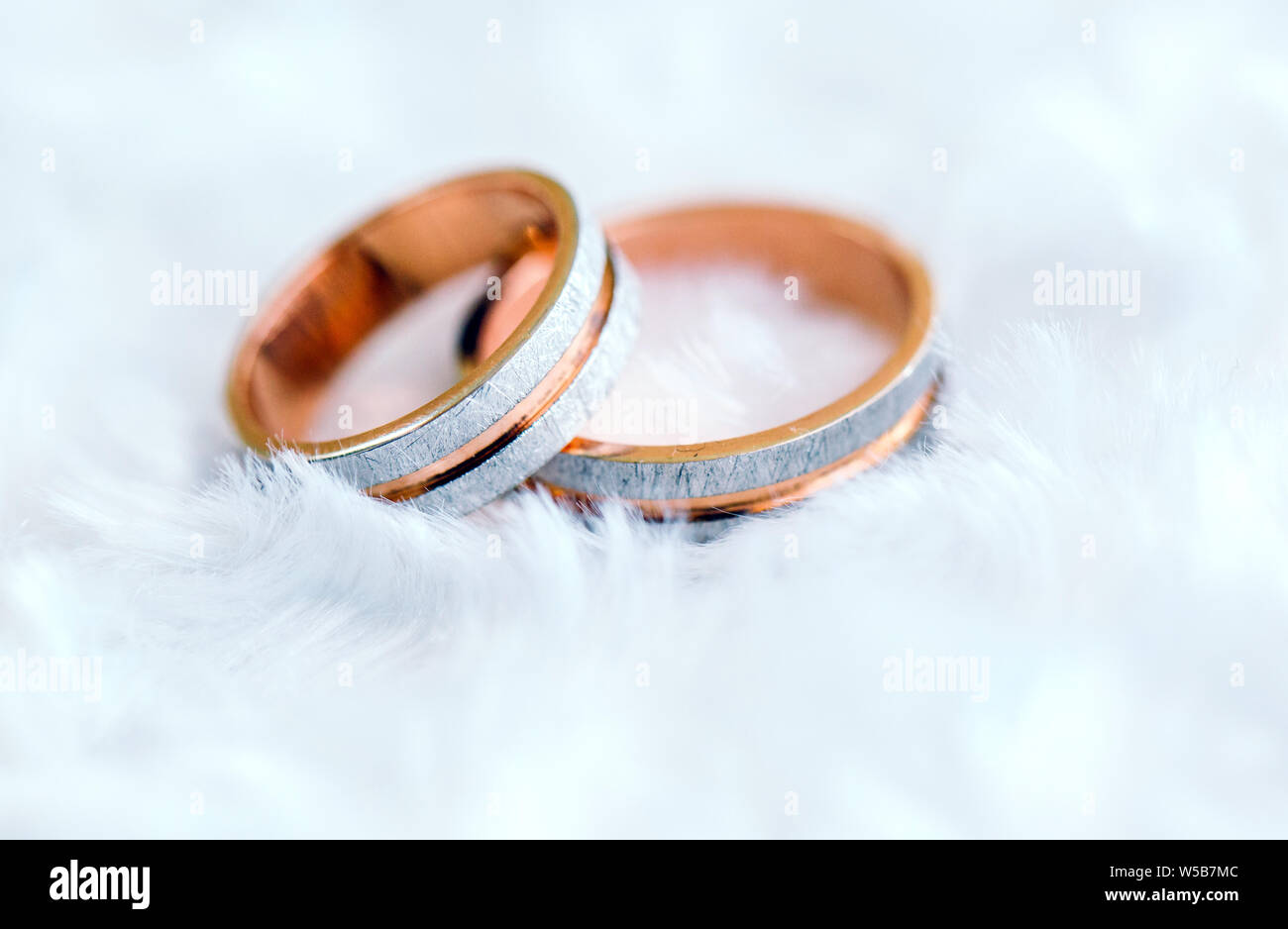 Anillos de boda como un símbolo de amor y lealtad de cerca Fotografía de  stock - Alamy