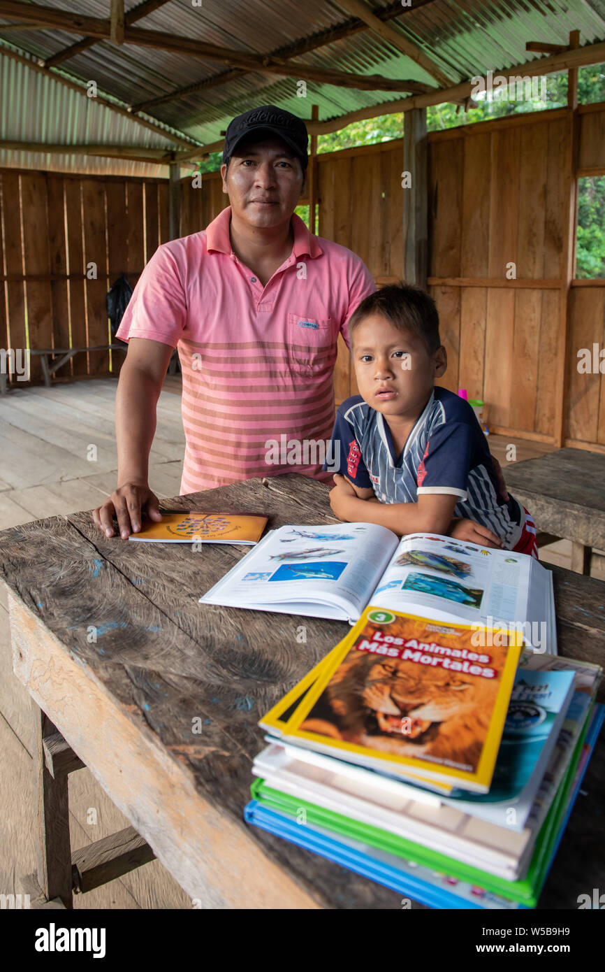 Warmi Isla Municipio y su escuela en la Amazonia Peruana Foto de stock